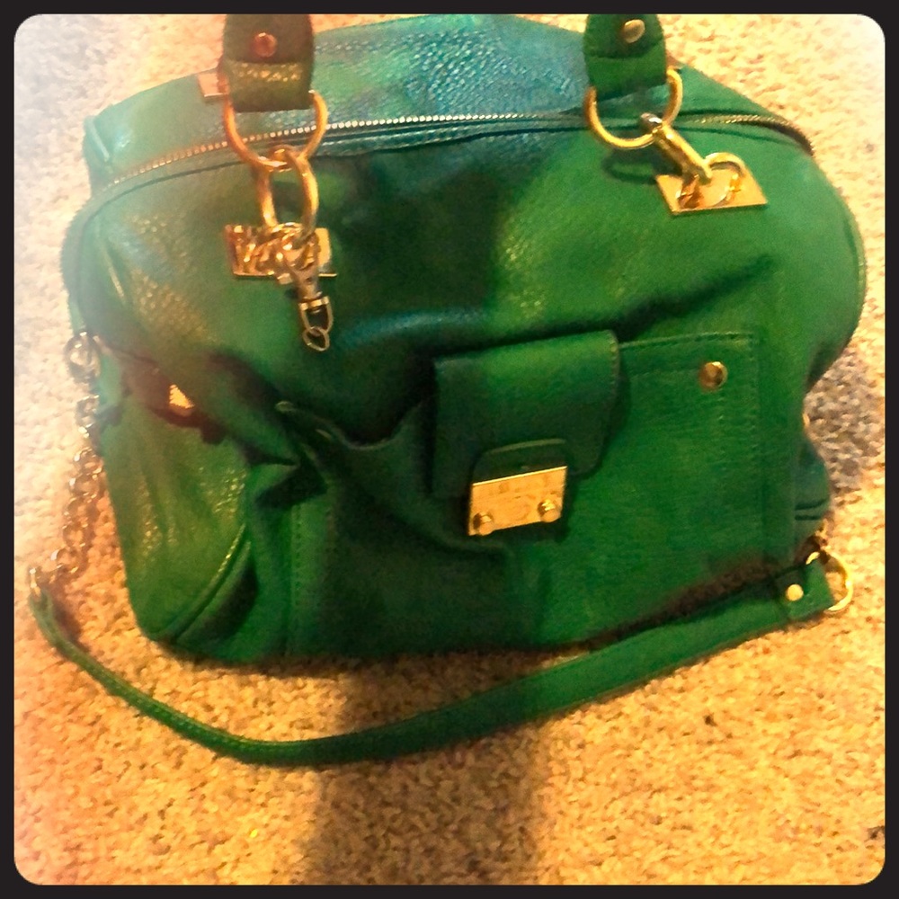 Pop of color alert! Beautiful emerald green bag